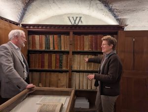 Vor dem Vortrag führte Helge Wittmann Astrid von Schlachta durch das Reichsstädtische Archiv in Mühlhausen (Foto: Lucas Wölbing).