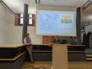 Referentin Astrid von Schlachta (links) im Gespräch mit der stellvertretenden TMG-Vorsitzenden Marion Dammaschke (Foto: Lucas Wölbing).